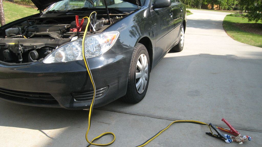 Cómo arrancar un coche con pinzas (batería descargada)