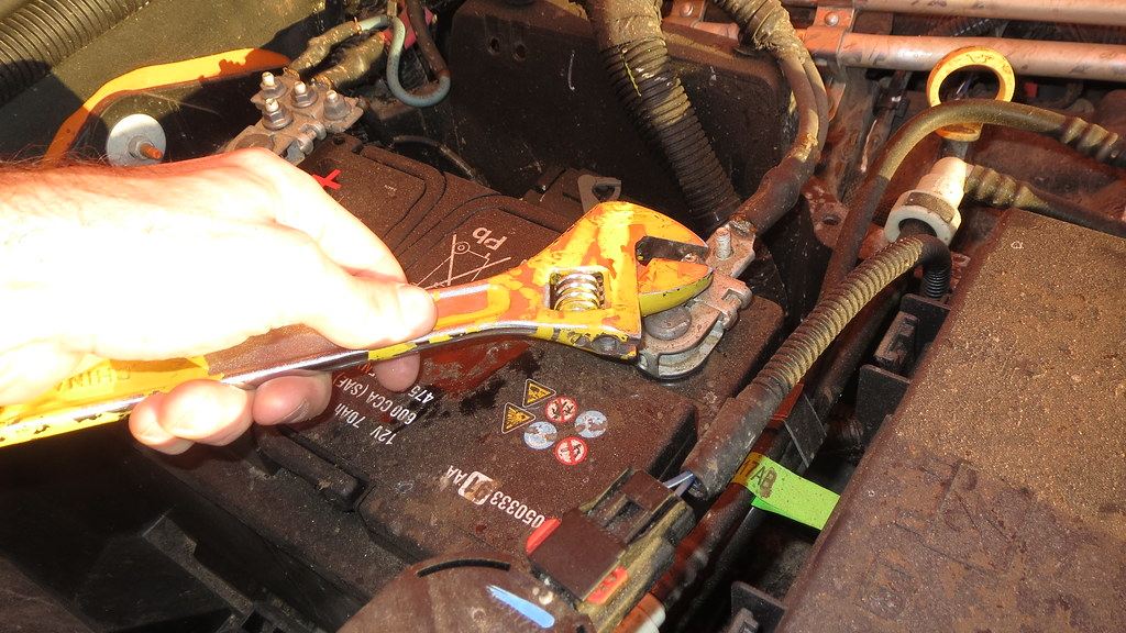 Cómo cambiar la batería del coche paso a paso