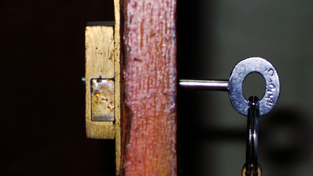 Cómo cambiar el bombín de la cerradura de una puerta