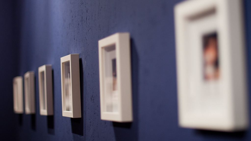 Cómo colgar un cuadro en la pared (con y sin taladro)