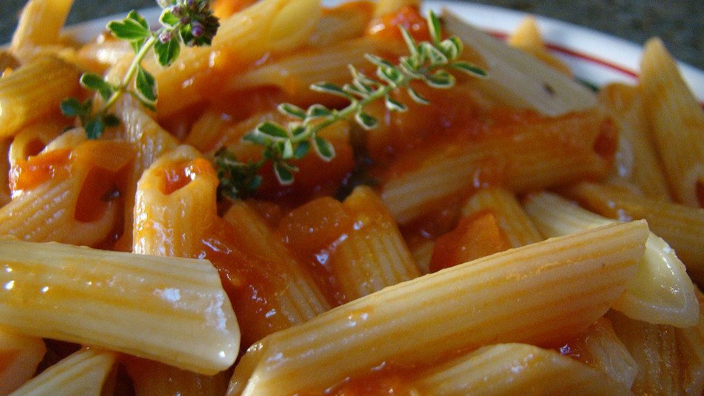 Cómo hacer macarrones con tomate y chorizo gratinados