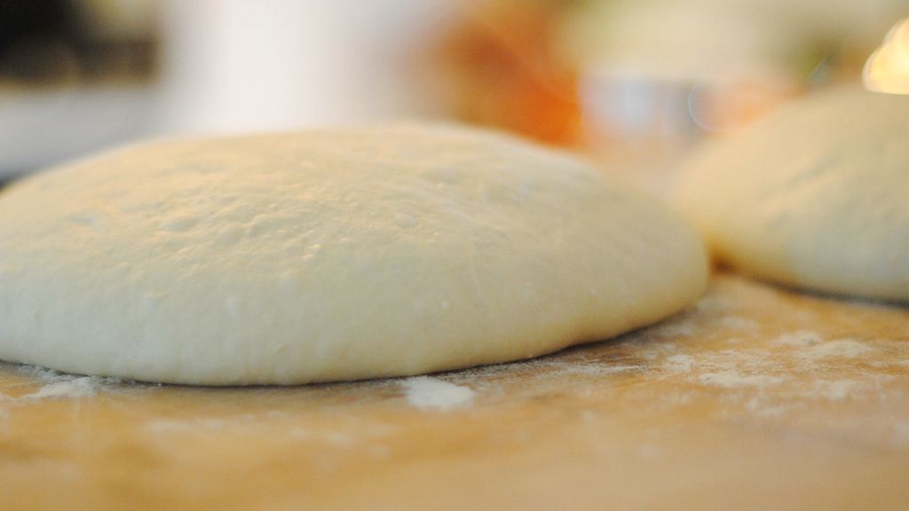 Cómo hacer masa de pizza casera fina y crujiente