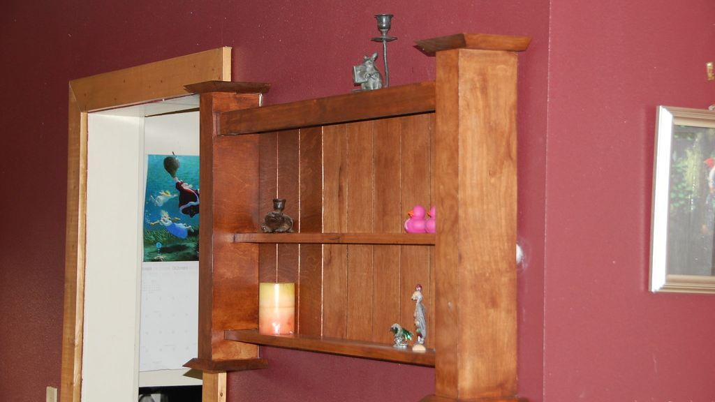 Cómo colgar una estantería en la pared recta y segura